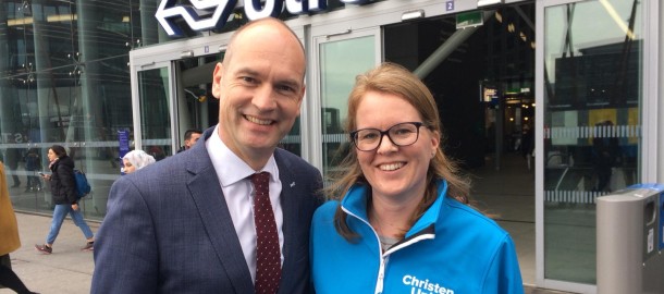 esther met Gert-Jan bij ondertekening manifest waardig ouder worden
